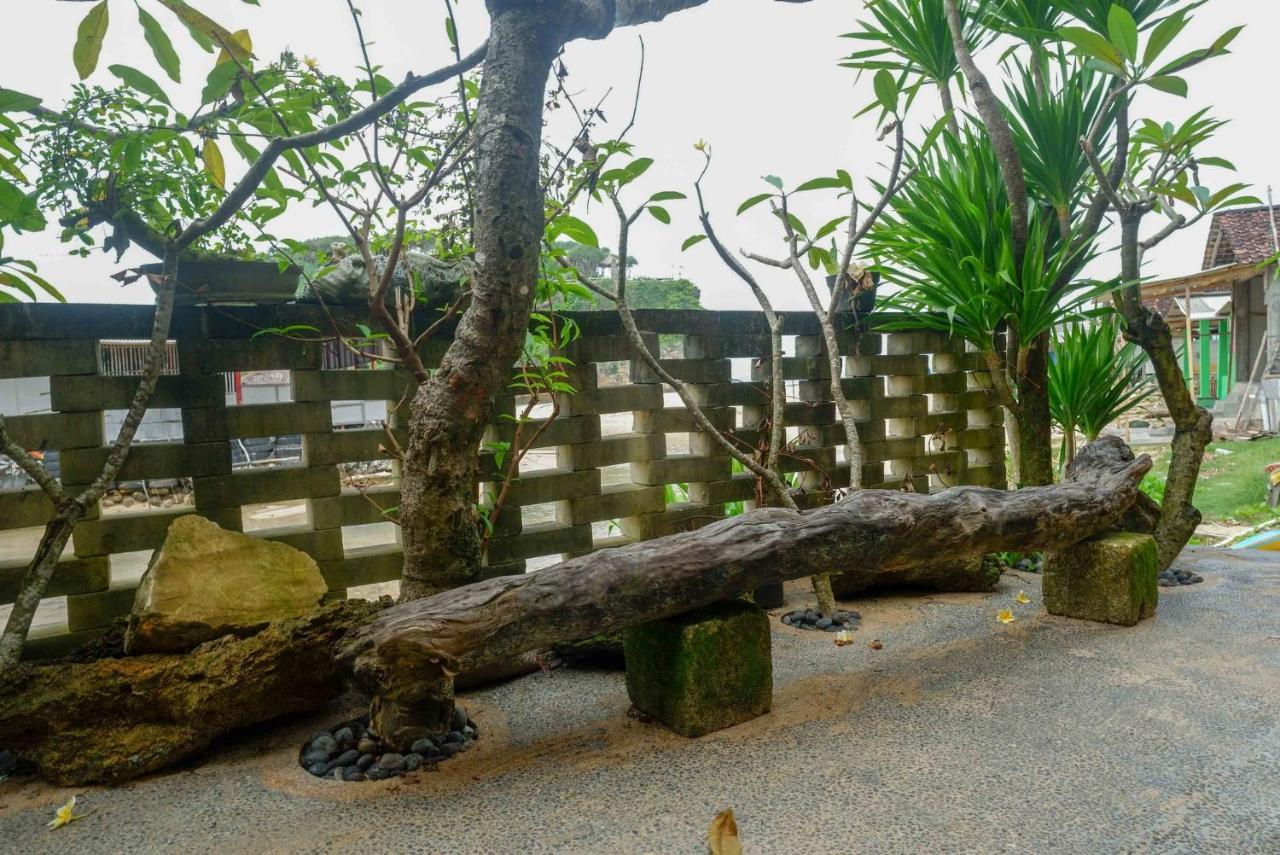Hotel Kampoeng Drini Redpartner Brono Bagian luar foto